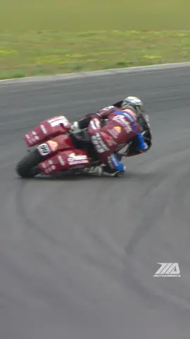 🤠 Jeremy McWilliams used to race two-strokes in the Grand Prix World Championship, so he knows a thing or two about sliding the rear tire to set up for corner exit. And, even at the age of 59 and while aboard a 600-pound Mission King Of The Baggers Indian, McWill can still hang it out. #bagger #motorcycle #racing 