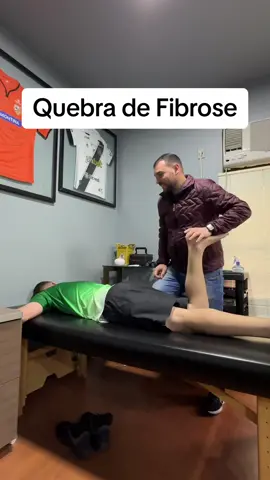 ‼️AUMENTA O SOM‼️ Essa é a famosa quebra de fibrose..   A fibrose nada mais é do que uma resposta do nosso corpo gerada por uma agressão cirúrgica, ou seja, é a cicatrização da área submetida ao procedimento cirúrgico.   No caso de cirurgias do joelho, essa fibrose acaba impedindo, na maioria das vezes, uma flexão total, necessitando então a técnica realizada no vídeo..     #fisio #fisioterapeuta #fisioterapia #joelho #knee #kneerehab #reabilitação #lca #lcp #menisco #esporte #lesao 