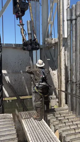My first time ever getting to use manual elevators. I double hooked all the way up to releive the derrickhand just to play with em #oilfield #drillingrig #bluecollar 