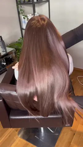 Hos oss får du ikke bare en behandling, men en total hårtransformasjon. Opplev den utrolige effekten av keratinbehandling, og elsk håret ditt igjen!  Bestill nå og se forskjellen 🤩✨ #keratinbehandling #keratintreatment #fyp #oslo #oslo #curly #shiny #glow #foryou #frizzyhair #frizzyhairtips 