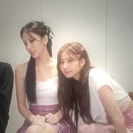 sana hugs mina >_< ┄    𓏸𓈒 #kpop #twice #twiceダンス #sana #mina #kpopfyp #kpoptiktok #트와이스 
