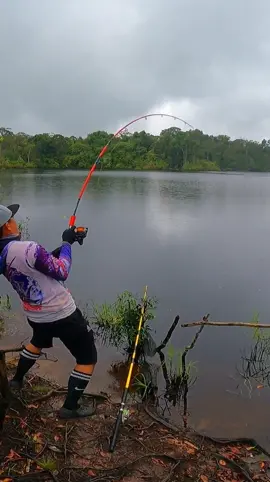 BADAI TIDAK MENGHENTIKAN UNTUK NAIKIN MONSTER DANAU#mancingfyp #fyp #MancingToman #PredatorToman #ikanbesar 