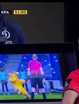 VAR đã cứu thủ môn khỏi thẻ đỏ.