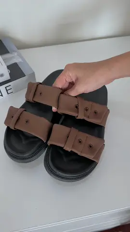 Dép nâu quai ngang xinh xắn, xịn nha mang êm chân mà dễ phối đồ nữa🖤🦋 #depquaingang #xuhuong #doquocte #reviewlamdep #xuhuong #giaydepxinh 