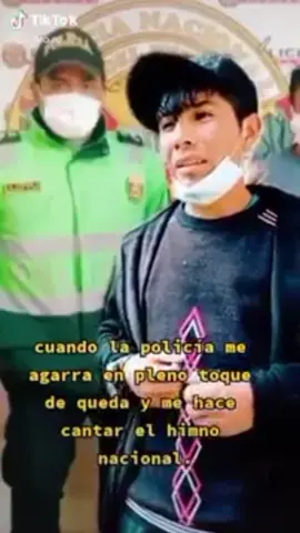 cantando himno nacional del Perú feliz fiestas patrias