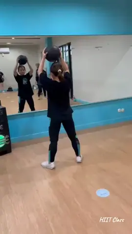 Hiit class with @adi_jullio  release my endorphins °~° #fithub #Fitness #gym #hiit #hiitworkout 