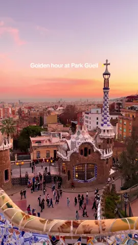 Not pictured: everybody around me trying to get the perfect shot 😂 Parc Güell, an intended luxury housing complex turned public park, is a UNESCO world heritage site. It’s worth a visit to see Gaudi’s work inspired by nature #barcelona #barcelonatiktok #spain #parcguell #sunset #gaudi 