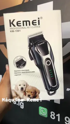 A máquina Kemei para pet é uma máquina de tosa elétrica projetada para cortar o pelo de animais de estimação, como cães e gatos. Ela vem com diferentes pentes de corte para ajustar o comprimento do pelo e possui lâminas afiadas que cortam com precisão. Além disso, a máquina é fácil de usar e possui um design ergonômico para maior conforto durante o uso. #venhanosconhecer #sdimports #tosa #pet #maquinakemei 