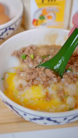 🍚โจ๊กข้าวหอมมะลิแท้ 100% เนื้อเนียนๆ หอมๆ ทำได้ง่ายๆภายใน 1 นาที 🕑 ขนาด 400 กรัม ง่ายแบบนี้ต้องมีติดหอ ติดบ้านไว้ จะหิวตอนเช้าหรือหิวตอนดึก ก็ทำเองได้ง่ายๆ แค่เอามาผสมน้ำร้อนหรือน้ำซุป ก็ได้โจ๊กเนียนนุ่มหอมกรุ่นแล้ว🤩 . ใครได้ลองชิมก็ต้องชอบ และที่สำคัญโจ๊กข้าวหอมมะลิแท้ปลอดจาก - 0% ไขมันอิ่มตัว - 0% ไม่ใส่ผงชูรส - 0% ไม่ใส่วัตถุกันเสียและสารปรุงแต่ง . หมายเลข อย. 19-2-02063-6-0002 เด็กเล็ก 6 เดือนสามารถรับประทานได้ อร่อยด้วย😋 กระปุกนึงแบ่งทานได้ประมาณ 8 ชาม #โจ๊กข้าวหอมมะลิ #ห้องครัวtiktok #tiktokพากิน #tiktokชวนกิน #อย่าปิดการมองเห็น #ทําอาหารกินเองง่ายๆ #คลิปทําอาหารง่ายๆ #โจ๊กข้าวหอมมะลิแท้สามคุณยาย