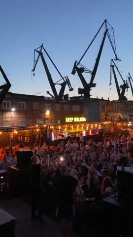 Ostatnio dużo się u nas dzieje 😈  Koncerty, djsety, melanże i zajebiste mordy ❤️  Łapcie, filmik z koncertu Pikersa!  A dzisiaj widzimy się na moherowym balecie 🔥 #scrapyard #scrapyardgdańsk #scrap #yard #pikers #rap #hiphop #stocznia #weekend #koncert #gdańsk #trójmiastopl #impreza #party #concert #dźwigi 