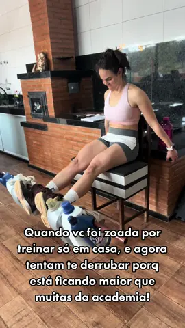 Quem ai já sofreu preconceito por treinar em casa? Eu muito principalmente no início me criticavam muito dizendo que não ia dar resultado, era perda de tempo e tal… Mas eu não tinha outra opção, pois onde moro não tem academia e mesmo com tantas criticas continuei com foco no meu objetivo e hoje estou maior do que as que me julgaram e debocharam de mim💪  Entendam uma coisa: nosso corpo não sabe aonde agente treina, ele reconhece estímulos! Quer sprender a treinar em casa e ter resultados como os meus? Clique no link da biografia💪 #treinoemcasa #treinoemcasadaresultadosim #treinodepernas #treinoemcasadesafio 