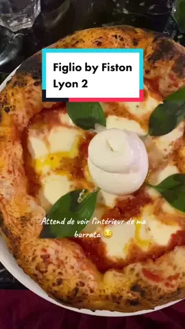 Voyager en Italie sans quitter lyon. Voici une adresse incontournable de la gastronomie italienne. Manger une vraie pizza napolitaine ya pas de comparaison possible Je trouve l’endroit magnifique pour un repas en amoureux. Beaucoup dentre vous cherchent toujours de belles adresses a faire en couple et bien met celle-là tout en haut de ta liste. ~FIGLIO~ 42 rue Merciere 69002 Lyon @figliobyfiston  @mymy_foodographe  @mymy_foodographe  @mymy_foodographe  #cuisinetiktok #food #creatricedecontenu #sortiralyon #adressefoodlyon #bonnesadresseslyon #restaulyon #foodlyon #oumangeralyon #bonsplans #cuisineitalienne #figliobyfiston ##adressesfoodlyon #pizzanapolitaine 