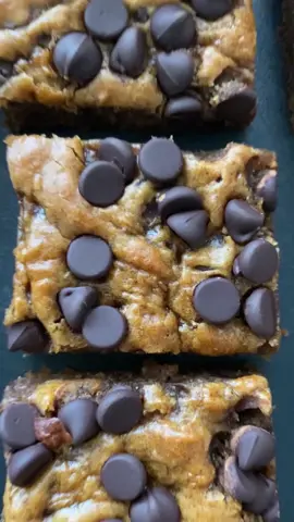 Flourless Peanut Butter Banana Chocolate Chip Bars (full recipe on: HungryHappens.Net) 