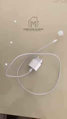 Organização é tudo!💡 Aprenda a enrolar o cabo do seu carregador de uma maneira prática e rápida e evite bagunça pela casa. #dicas #dicasdeorganização #organizer #casa 
