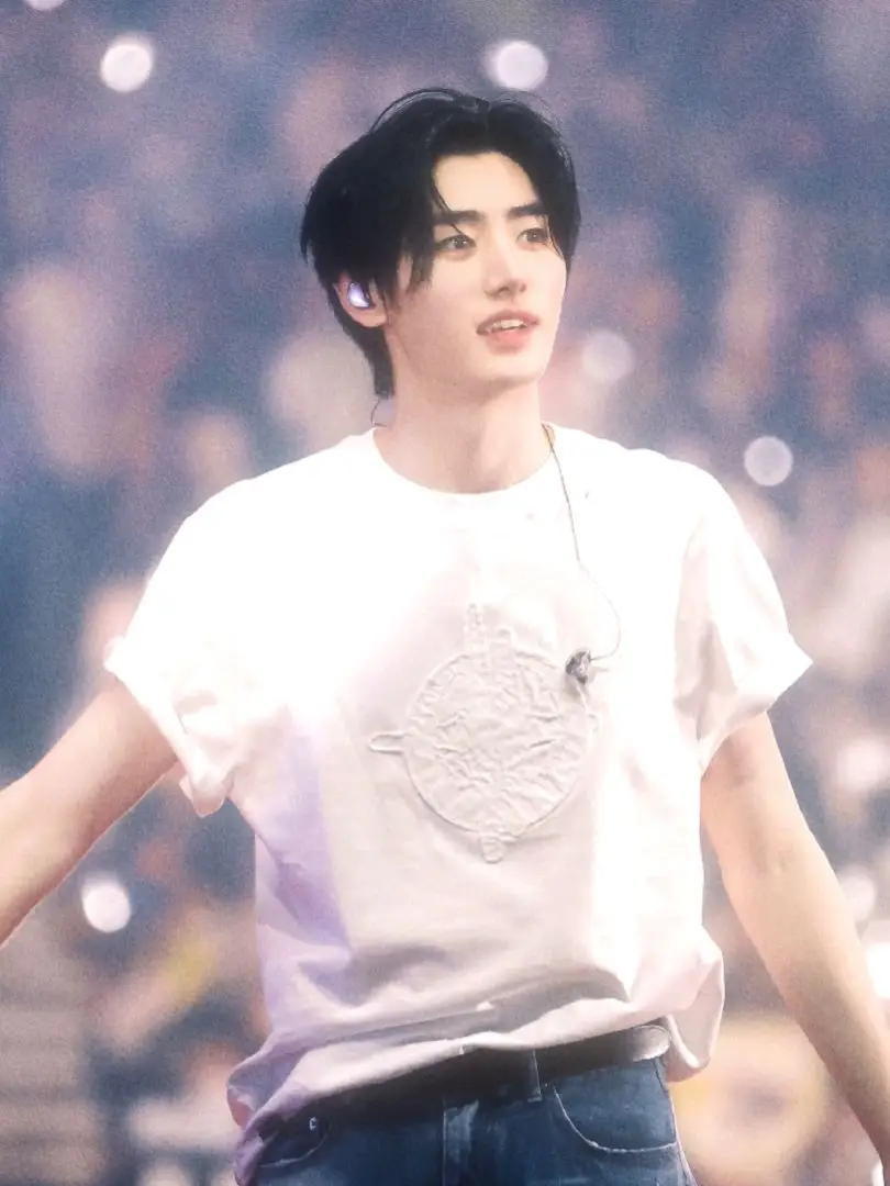 he doesn't know that the world is turning just for him❤️‍🩹 #sunghoon #enhypen cr all pics. Twinkle_021208