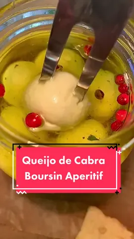 Delicie-se com a tradição francesa dos queijos de cabra e experimente o Boursin Aperitif da Fazenda Geneve! 🧀 Essas bolinhas de Boursin extra cremoso são cuidadosamente banhadas em um blend de azeite gourmet extra virgem, ervas finas e pimenta rosa, proporcionando um sabor e textura únicos. 😋 🌿 Perfeito como antepasto, ele também acompanha saladas, massas e carnes com perfeição. 🥗🍝🍖  Peso bruto: 385g | Peso líquido: 245g. Descubra o requinte dessa experiência gastronômica! #BoursinAperitif #QueijosDeCabra #GastronomiaFrancesa #DelíciaGourmet #AntepastoDelicioso #SaboresÚnicos #QueijosEspeciais #ComidaSofisticada #Fusqueijão #Queijo