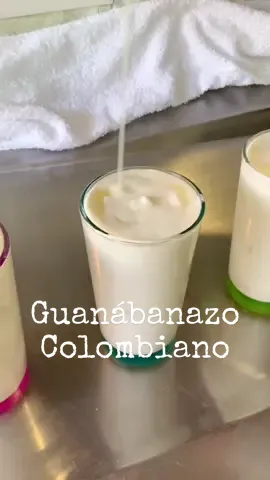 GUANÁBANAZO COLOMBIANO 🇨🇴 Hoy quiero compartir mi receta de Guanábanazo colombiano, Un sorbete muy espumoso y refrescante que tomamos muchísimo y qué en diferentes partes le agregan muchos ingredientes que son una gran combinación de sabores. 😋🤤😚 Aquí los ingredientes:👇  - 250gr de pulpa de Guanábana sin semillas  - 250ml de Leche 🐄  - 200ml de Crema de Leche 🤤  - 2 Cucharadas de Leche en polvo 🐮 - 100ml de Leche Condensada  - 250gr de pulpa de Guanábana sin semillas - Hielo al gustó  Adiciones:  - Leche Condensada-Milo  - Leche Condensada-Miel de Abejas 🐝  - Leche Condensada- Salsa de Moras  Espero la preparen abrazos para todos 🤗  #sorbetedeguanábana #Guanábanazocolombiano #recetas #cocinandoconpati #colombia #mieldeabejas #milo #Guanábana  #moras