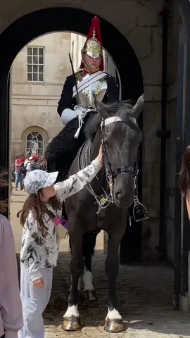 #foryoupage  #tiktokviral #viraltiktok #viralvideo #videoviral #follow #subscribe #like #share #bestvideo #fypviral #donottouch  #horseguardsparade #changingoftheguards #royalguards #thekingsguards #kingsguard #kingshorse #fyp #foryou #fypシ #fanpage #tourists #london #bluesandroyals 