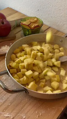 Apple pie 🥲💛 #applepie #food #FoodTok 