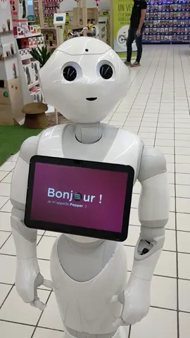 Pepper robot français créer par la société aldeberan, Softbank au Japon, avec ses nombreux capteurs il s'adapte à ceux qui lui parlent. Robot incompris il a pris sa retraite au Japon et il a parfois des contrats pour notre plaisir dans certains commerces #robot #mignon #revedenfant #fun #robotique #programming 
