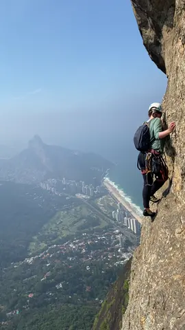 Via Passagem dos Olhos.  - - - - - - #riodejaneiro #climbing #climb #goodvibes #climber #cidademaravilhosa #vibes #doisirmaos #saoconrado #021 #rj #escalada #rappel #pedradagavea #carrasqueira #blackdiamond 