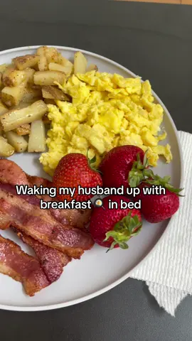 He only had ONE job .. 😂#breakfastinbed#couplevideos#couplecomedy#husbandsoftiktok#hungryhusband#happyhusband#fail