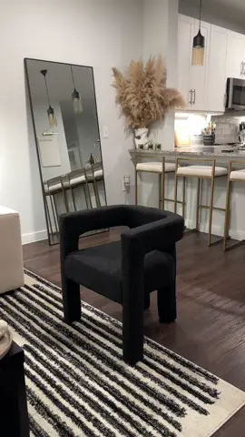 I love a good amazon home find  . . . #accentchair #amazonmusthaves #amazonhomefinds #apartmentdecor #aestheticapartment #homedecor 
