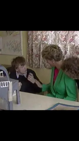 Diana estava muito a frente do seu tempo, foi a primeira mulher da realeza que usou sua enorme fama para ajudar aqueles que precisavam de sua assistência, dentre muitobde seus méritos é ser a primeira pessoa pública a lutar contra as minas terrestres e a luta ao combate contra o estigma sobre o HIV. #princesadiana #ladydiana #ladydianaspencer #princessdiana #dianaspencer #nostalgia #fyp #viralvideo #fyp #viral #tiktok #fypage #brasil #idosos 