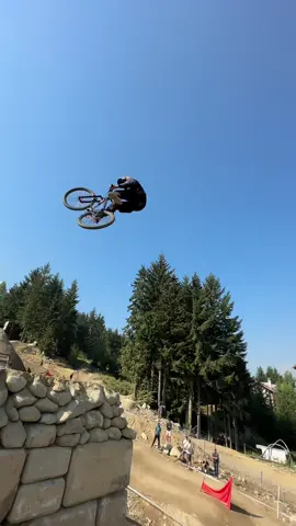 the boys are back in town 😤 #RedBullJoyride #slopestyleMTB #Mountainbiking 