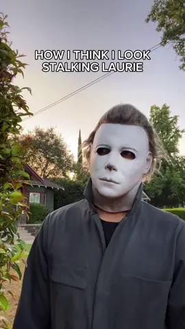 No wonder she keeps running away💀 #lauriestrode #michaelmyersoftiktok #michaelmyersoftiktok_ #halloween1978 #halloweenends #michaelmyers #halloween #fall #autumn #spookyseason #fallaesthetic #autumnaesthetic #theshape #theboogeyman #boogeyman #horror #horrortok 