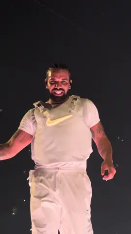 Replying to @bubba a lot of screaming, sorry 😅 #drake #itsallablurtour #drizzy #concerts #fyp 