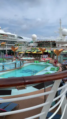 Suasana kolam berenang di atas kapal pesiar #lagukaroterbaru2023 #lagukaroviral2023 #kalakkaromejile #lagukaro #mergasilima #zonaimpal #gadiskaro #kitakalakkaro #borubatak #zonakalakkaro #kalakkarohits #karokreatif #mejuahjuah #kapalpesiar #pelautpunyacerita 