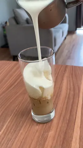 Setelah kemaren buat es coklat pake electric mixer 6000an,sekarang kita buat es kopi susu yang pernah viral. #icecoklat  #cacao #electricmixer #chocolate #streetfood  #jajan  #makan #mukbang #fyp #makanbud #makansamabudi 