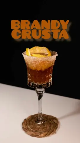 Brandy crusta  🔹️1½ oz (45 ml) Brandy 🔹️¼ oz (7.5 ml) Licor de Marrasquino 🔹️½ oz (15 ml) Triple sec o Cointreau  🔹️¾ oz (22.5 ml) Zumo de Limon 🔹️2 golpes de Angostura bitters 🔹️1 cuchara de Jarabe de Azúcar  Método de preparación: agitar y doble colar Cristalería: copa de cóctel Decoración: 1 cáscara de limon larga . . . #brandycrusta #cocteleconbrandy #coctelesclasicos #coctelclasico #barencasa #coctelesencasa #brandy #classics 