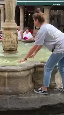😍 El divertido chapuzón de un perro en una fuente de Ourense (Galicia) #perro #animales #viral
