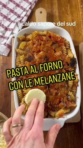 Pasta al forno con le melanzane. 1 melanzana 1 cipolla q.b. olio extravergine d’oliva q.b. sale 400 g passata di pomodoro 400 g pasta 100 g formaggio (tipo grana o parmigiano) 300 g formaggio #ilcaldosaporedelsud #cosebuone  #ricette 