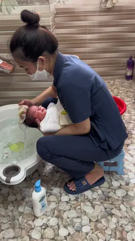 Cứ tắm 10 bé thì có đến 8bé dùng ạ nên dùng nha các mom 🥰 share cho các mom nè✅#tămbetainha #dieulycare #embedethuong @Cô Ly ( tắm bé hưng yên) 