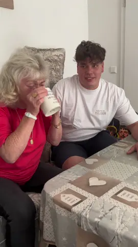 Hier nochmal neu tt hat das alte Video runter genommen😭 #oma #prank #salz #kaffe 