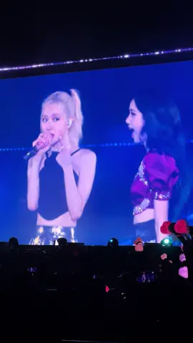 มีคนหอมแก้มกันค่ะ #blackpinkinhanoi #blackpinkvietnam #แบล็คพิ้งค์ #ลิซ่า #โรเซ่ 