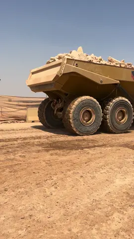 #اكسبلور #شركةالراشدللمقاولات #بوابةالدرعية #حفارات #volvo #CAT 