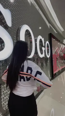 Jalan ke mol yuk🤪 pake outfit simpel tapi tetap cakep😍🤤 #fypシ #celanapendekwanita #kaosoversizemurah #sandalkoreanstyle 