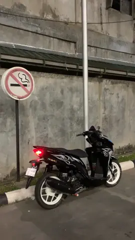 #capcut pengen euy sekali aja fyp. 😢 #vario #night #cinematic #stoplamprunning #fyp #xyzbca #pertamina #stripingapi 