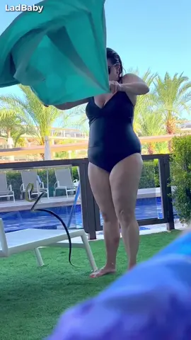 Putting a fake snake in my wifes pool towel 🤣🐍 #snake #ladbaby #prank 