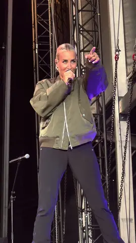 Anorak 🫶🏻 #sarahconnor #anorak #sylt #syltopenair #misscee #sarahconnorlive #herzkraftwerkelive2023 #konzertliebe #concerts #viral #fyp #fürdich #teamsarahconnor