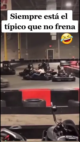 Atasco en la curva 2... 🤣 #HUMOR #GRACIOSO #🤣🤣🤣 #jajaja #GOLPES #RISAS #karting  Risas aseguradas | Gracioso | Humor | Divertidos tiktoks | Jajaja | Karting | 🤣