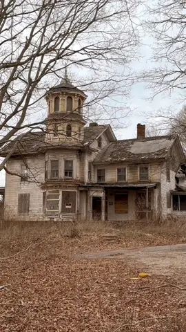 Abandoned 1880s Farm House #abandoned #urbex #abandonedplaces #abandonedvictorian #urbanexploring 