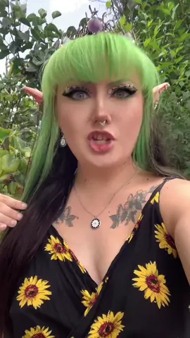 #alternativegirl #gothgirl #greenhair #fyp #midsize #plussize #makeup #mua #beauty #colorfulhair #egirl #chubbyqueen #emo #emogirl #mom #MomsofTikTok #altmom #gothmom #lipsync #elderemo #lipsyncaudios 