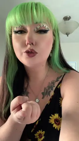 #alternativegirl #gothgirl #greenhair #fyp #midsize #plussize #makeup #mua #beauty #colorfulhair #egirl #chubbyqueen #emo #emogirl #mom #MomsofTikTok #altmom #gothmom #lipsync #elderemo #lipsyncaudios 