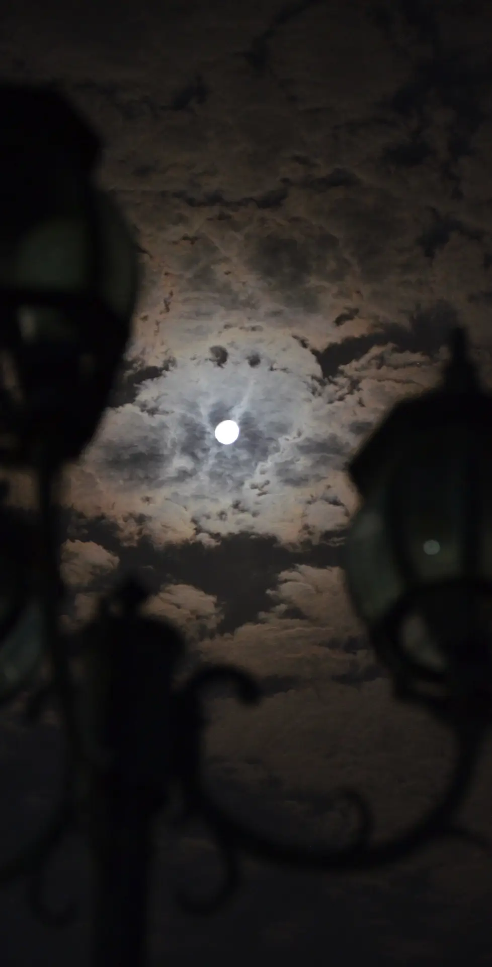 لقطات القمراء 😍🤍  #صور #تصويري_احترافي_الاجواء👌🏻🕊😴🎬 #تصويري #الاجواء_الحلوة #تصويري📸 #fyp #foryou 