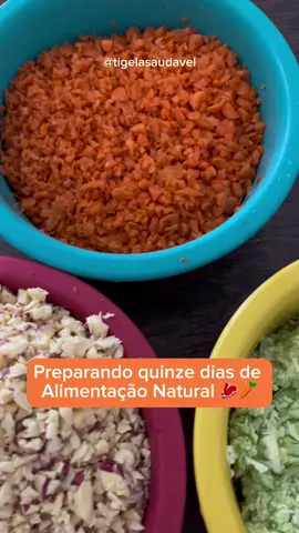 💚 A Alimentação Natural é uma modalidade de dieta que possui diversos benefícios! Com ela proporcionamos maior hidratação para o pet, melhor digestão, otimização dos nutrientes que refletem na saúde dos pelos, pele, intestino e de todo o organismo. É uma dieta super palatável e que promove saciedade. 💚 Podemos oferecer para filhotes, adultos e animais que possuem alguma alteração de saúde, porém é imprescindível que a dieta seja formulada por um nutricionista pet para garantir todos nutrientes essenciais! Uma dieta natural sem suplementação ou mal formulada pode levar a graves alterações de saúde. 💚 Tem alguma dúvida sobre alimentação natural? Deixa aqui nos comentários que eu te ajudo.